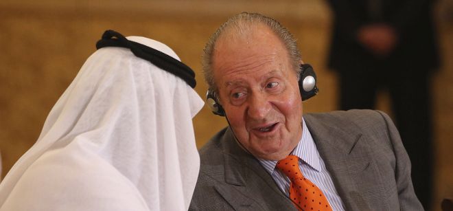 El Rey Juan Carlos (d) conversa con el príncipe heredero de Abu Dabi, el jeque Mohamed bin Zayed al Nahyan.