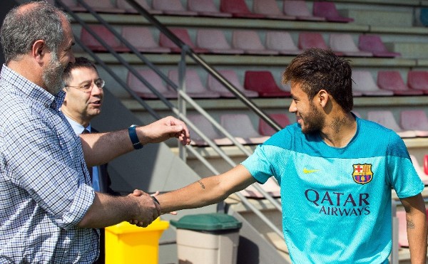 Zubizarreta y Josep María Bartoméu saludan a Neymar.