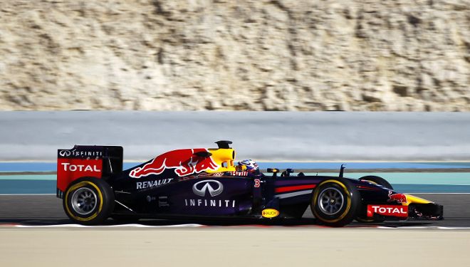 Daniel Ricciardo pilota su Red Bull RB10.