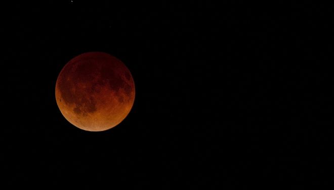 La Luna se tiñe de rojo y naranja.