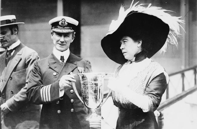 Imagen de divulgación que muestra a la legendaria Molly Brown entregando, el 29 de mayo de 1912, una copa de plata al capitán Arthur Rostron del Carpathia en agradecimiento a su trabajo en las operaciones de rescate de los supervivientes del Titanic.