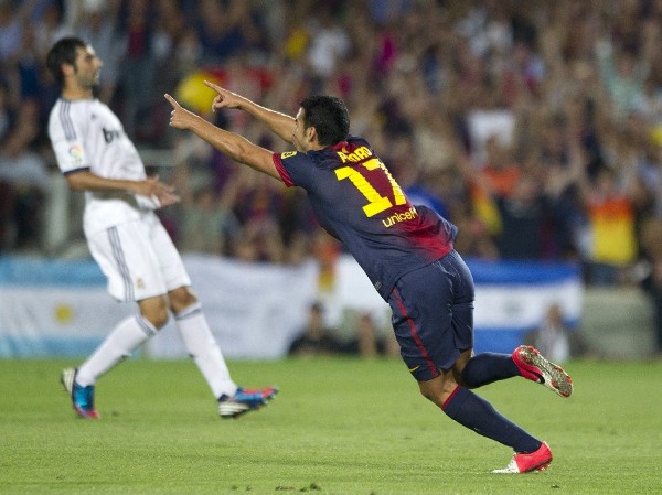 El delantero del FC Barcelona Pedro celebra un gol al Real Madrid.