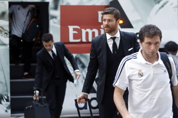 El centrocampista del Real Madrid Xabi Alonso a su llegada, junto al resto del equipo.