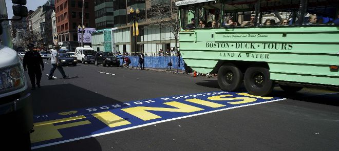 Un autobús de turistas pasa junto a la meta del maratón de Boston Massachusetts, Estados Unidos.