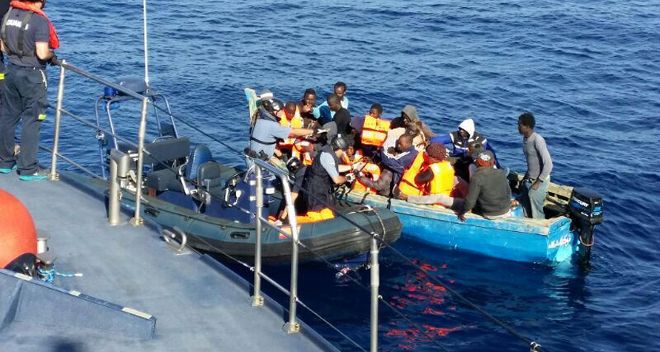 Foto cedida por la Agencia Tributaria de la patera con 25 inmigrantes subsaharianos interceptados por el Servicio de Vigilancia Aduanera en el sureste de la isla de Las Palmas de Gran Canaria cuando intentan llegar a la costa.