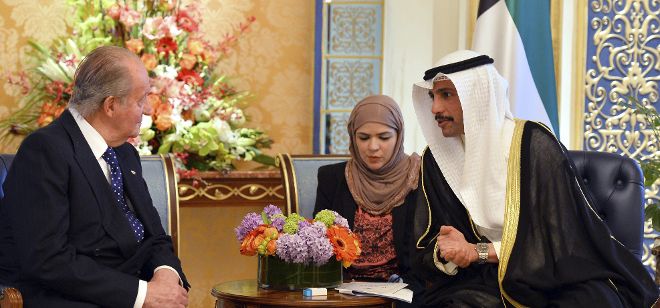 El rey Juan Carlos I de España (i) charla con el presidente del Parlamento (Asamblea) kuwaití, Marzuk Ali al Ghanim (d).