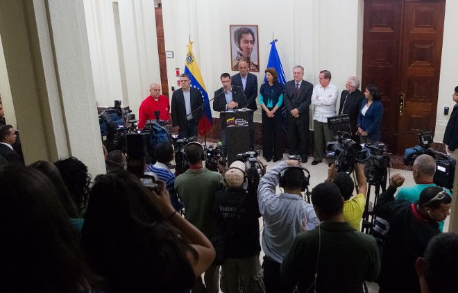El vicepresidente de Venezuela, Jorge Arreaza (c), acompañado de representases del Gobierno nacional y de cancilleres de la Unión de Naciones Suramericanas (Unasur).