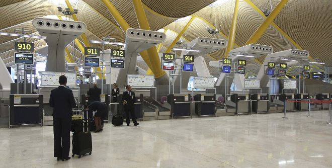 Mostradores de facturación en la T-4 del aeropuerto de Barajas de Madrid.