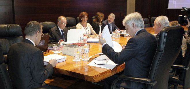 El presidente canario, Paulino Rivero (i), presidió la habitual reunión semanal del Consejo de Gobierno, hoy en Santa Cruz de Tenerife.