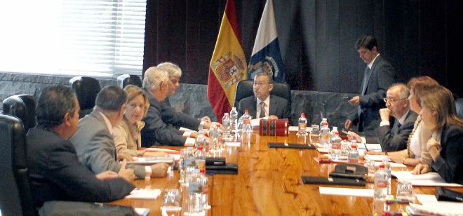 El presidente del Gobierno de Canarias, Paulino Rivero (c), preside hoy la habitual reunión del Consejo de Gobierno.