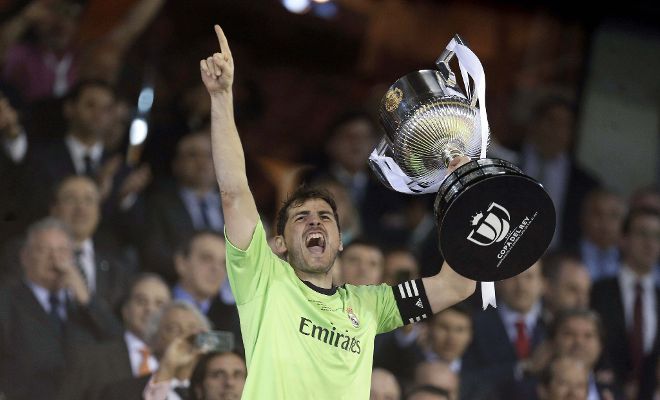 Casillas, con el trofeo de campeón de la Copa.
