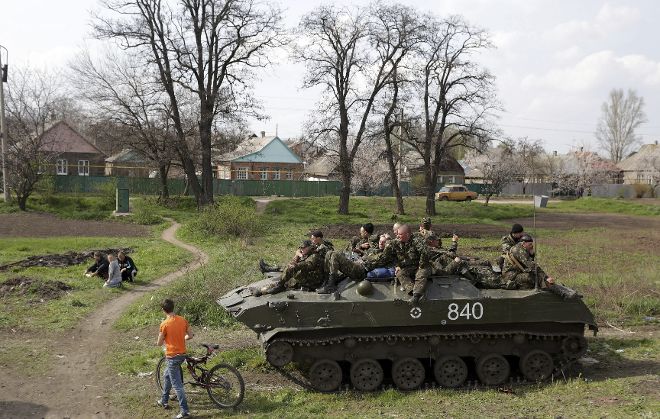 Soldados en un vehículo de combate de infantería toman posiciones en las afueras de la ciudad de Kramatorsk.