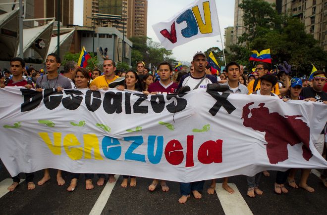 Un grupo de estudiantes y manifestantes opositores al Gobierno venezolano.