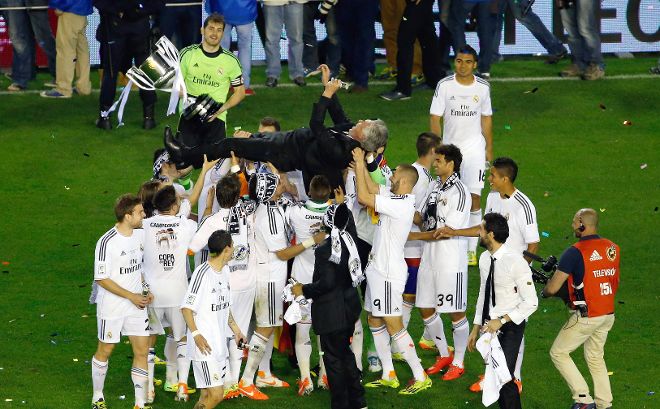 El entrenador italiano del Real Madrid, Carlos Ancelotti (arriba), es manteado por sus jugadores al término de la final de la Copa del Rey ante el FC Barcelona disputada en el estadio de Mestalla, en Valencia.