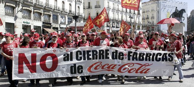Trabajadores de Coca-Cola se manifestaron hoy en Madrid, entre la Plaza de Callao y la Puerta del Sol, contra el ERE planteado por Coca-Cola Iberian Partners, que prevé el cierre de su planta en Fuenlabrada.
