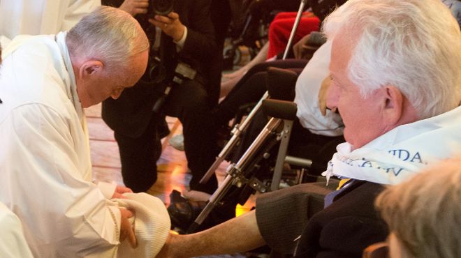 El papa Francisco lava los pies a un hombre durante su visita a la Fundación Don Carlo Gnocchi en Roma, Italia hoy 17 de abril de 2014.