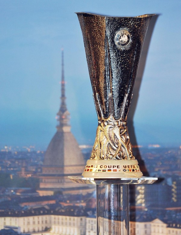 Fotografía de la copa de la Liga Europa durante su presentación en Turín, Italia, el 16 de abril de 2014.
