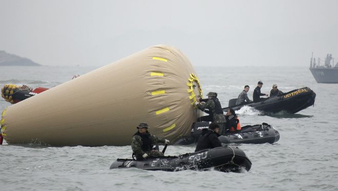 Efectivos de la Unidad de Rescate de la Armada surcoreana.