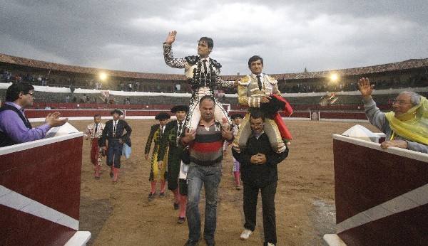 El diestro Miguel Abellán (i) y el joven mexicano Joselito Adame (d) salen a hombros, tras cortar cada uno tres orejas, en la corrida de toros celebrada hoy, sábado 26 de abril de 2014 en El Burgo de Osma (Soria).