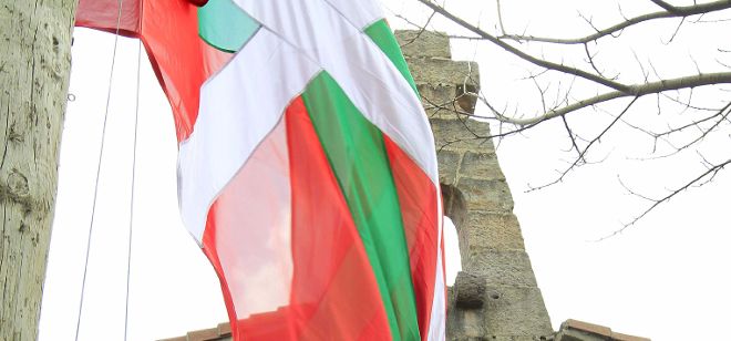 Banderas en homenaje a los gudaris caídos durante la Guerra Civil con motivo del la celebración, mañana, del Aberri Eguna (Día de la Patria).