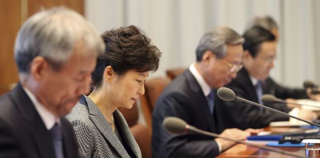 La presidenta surcoreana, Park Geun-hye (2ºizda), preside una reunión en Seúl (Corea del Sur) hoy, lunes 21 de abril de 2014. Geun-hye criticó hoy la decisión del capitán del naufragado buque Sewol de abandonar la nave dejando atrás a los pasajeros, y calificó como un 
