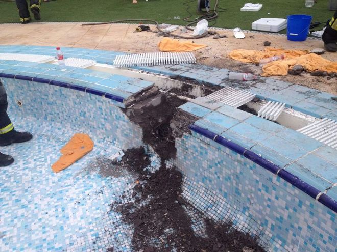 Estado en el que quedó la piscina tras el rescate.