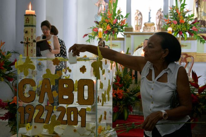 Una mujer deposita un mensae en una urna en homenaje al fallecido escritor colombiano.