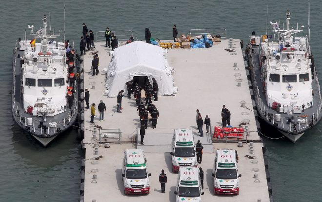 Miembros de los servicios de rescate trasladan los cuerpos de víctimas del naufragio del Sewol en Jindo.