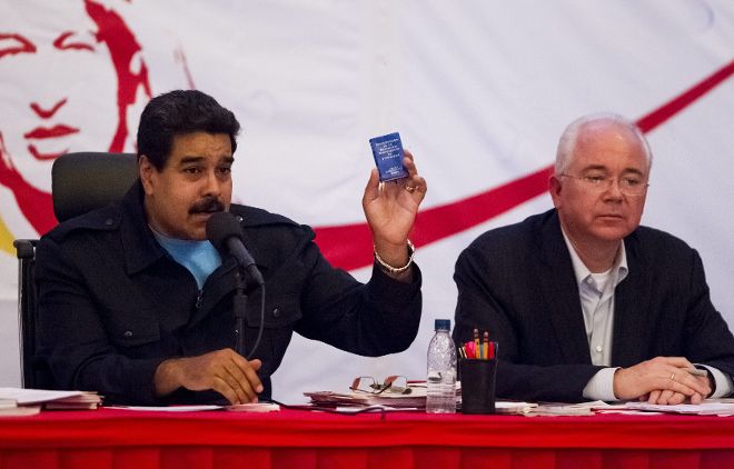 El presidente de Venezuela, Nicolás Maduro (i), y el ministro de Energía y Petróleo, Rafael Ramírez (d).
