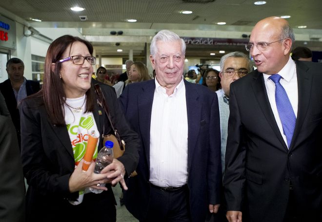 El escritor peruano Mario Vargas Llosa (c).