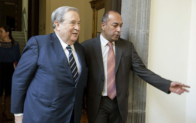 El vicepresidente primero del Parlamento de Canarias, Julio Cruz (d), recibe al Diputado del Común, Jerónimo Saavedra.