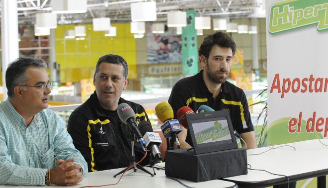 Alejandro Martínez, entrenador aurinegro, rodeado por Rafael Abreu, de HiperTrébol, y del jugador Fotis Lampropoulos.