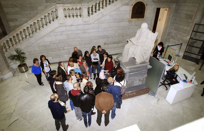 Un grupo de personas en el interior de la Biblioteca Nacional.