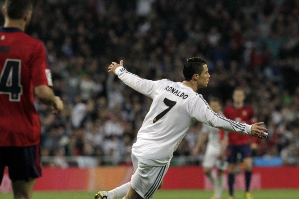 Cristiano Ronaldo celebra tras marcar ante Osasuna.