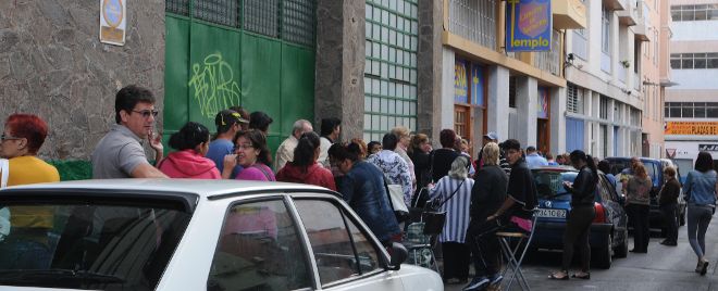 Un grupo de personas guarda cola para recibir la ayuda del Ejército de Salvación, en Santa Cruz de Tenerife.