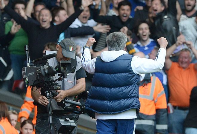 Mourinho lo celebra con su afición.
