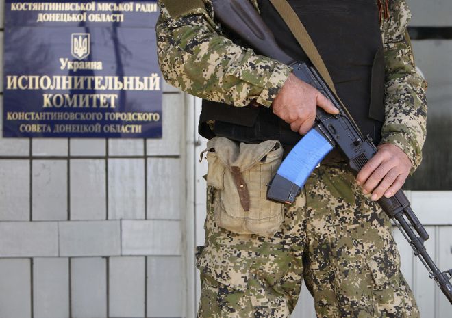 Un militante prorruso armado hace guardia en el ayuntamiento de Konstantinovka.