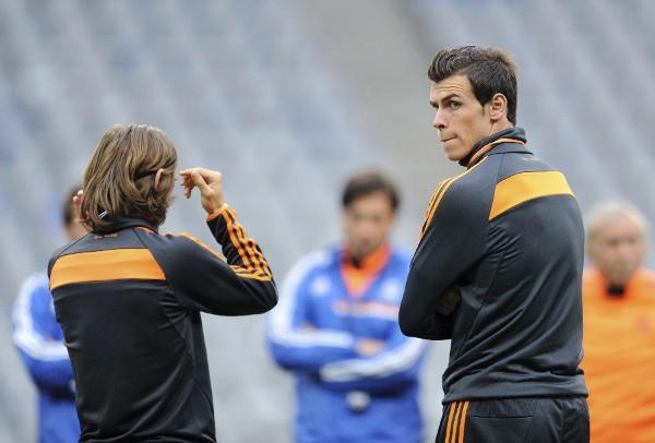 Gareth Bale (d), junto a Modric.