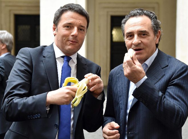 El primer ministro italiano, Matteo Renzi (i), y el entrenador italiano de fútbol, Cesare Prandell (d).