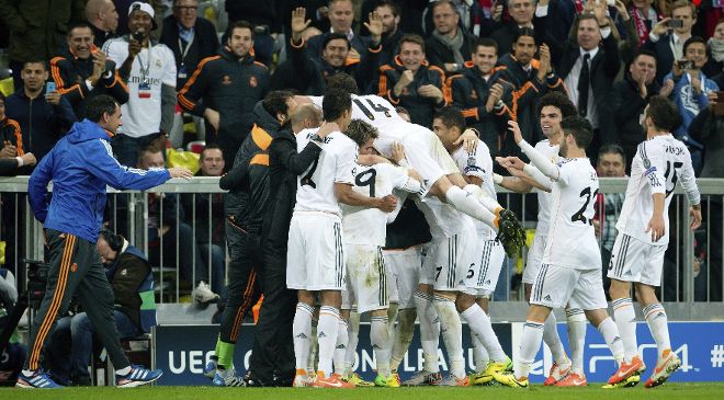 Los jugadores del Real Madrid celebran el cuarto gol.