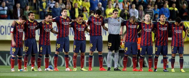 Los jugadores del FC Barcelona durante el minuto de silencio.