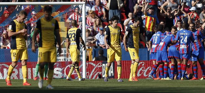 Los jugadores del Levante celebran el segundo gol.