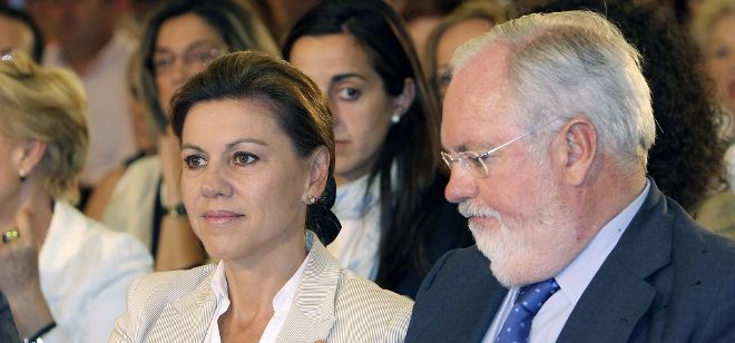 El cabeza de lista del PP a las elecciones europeas, Miguel Arias Cañete, y la secretaria general del partido, María Dolores de Cospedal.