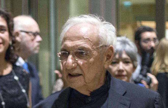 El director de orquesta argentino-israelí, Daniel Barenboim (i) y el arquitecto canadiense, Fran Gehry, a su llegada al Museo Guggenheim de Bilbao, donde se celebra un concierto en su honor, por su 85 cumpleaños.