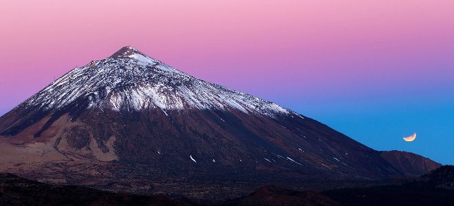 Fotografía facilitada por el IAC del eclipse lunar en el Teide (Tenerife), tomada durante el amanecer desde las cercanías del observatorio de Izaña.