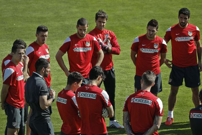 Diego Simeone da instrucciones a sus jugadores.