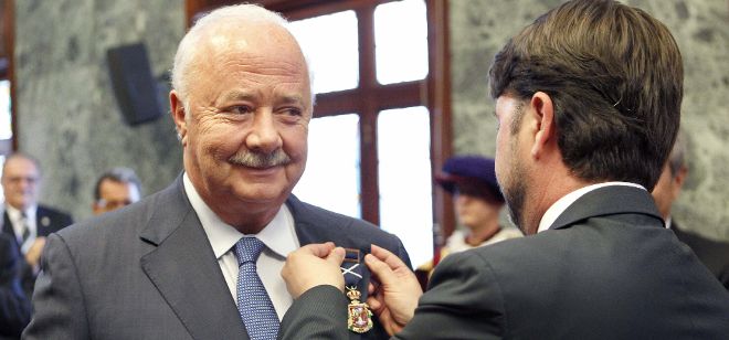 El presidente Carlos Alonso entrega al su predecesor en el cargo la Medalla de Oro.