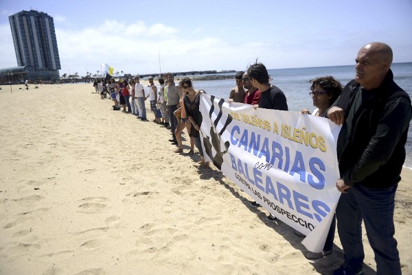 Asistentes a la cadena humana convocada hoy en la playa de Arrecife.