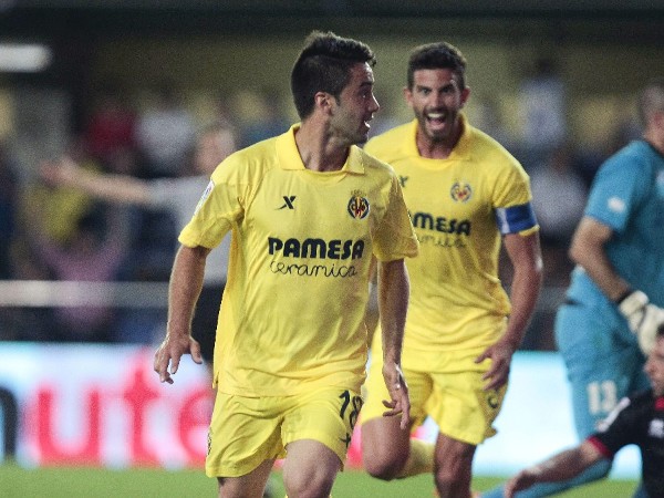 El defensa del Villarreal Jaume Costa (i) celebra la consecución del cuarto gol de su equipo ante el Rayo Vallecano, durante el partido de Liga en Primera División disputado esta tarde en el estadio de El Madrigal, en Villarreal.