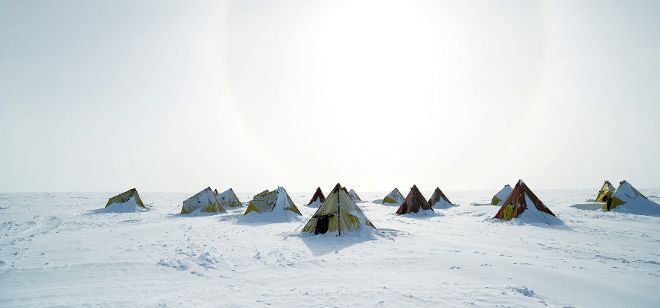 Fotografía de archivo facilitada por la Australian Antarctic Division del campamento del equipo internacional de científicos que perforó núcleos de hielo en la cuenca Aurora para desentrañar 2.000 años de historia climática en el continente helado.